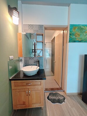 สแตนดาร์ดสตูดิโอ, วิวเมือง | ห้องน้ำ | ฝักบัว, ของใช้ในห้องน้ำฟรี, ไดร์เป่าผม, รองเท้าสวมภายในห้อง