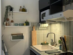 Cafetière/bouilloire, tables à manger