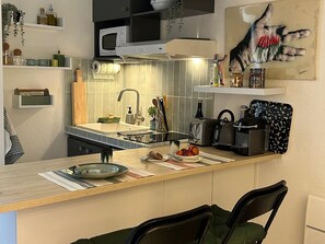 Cafetière/bouilloire, tables à manger