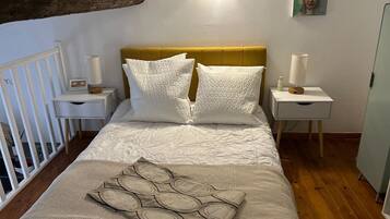 1 bedroom, desk, WiFi