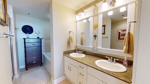 Shower, jetted bath, towels - PET FRIENDLY!!GORGEOUS 3BDR WITH GULF VIEWS!!! (Panama City Beach)