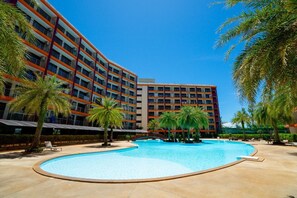 Outdoor pool - Perfect 1-bedroom apartment with AC in charming ตำบล ไม้ขาว (Thalang district)