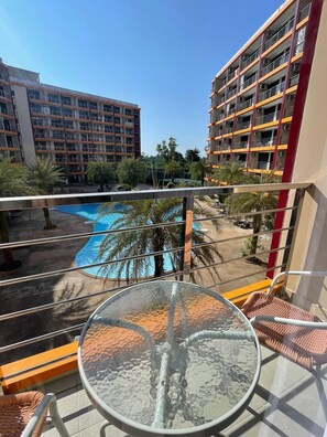 Property grounds - Perfect 1-bedroom apartment with AC in charming ตำบล ไม้ขาว (Thalang district)