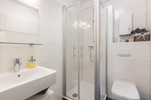 Shower, hair dryer - Apartment 'Talblick' with Mountain View, Private Terrace and Wi-Fi (Medebach)