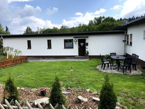 Outdoor dining - Apartment 'Talblick' with Mountain View, Private Terrace and Wi-Fi (Medebach)