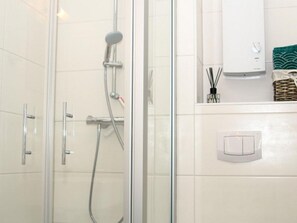 Shower, hair dryer - Apartment 'Talblick' with Mountain View, Private Terrace and Wi-Fi (Medebach)