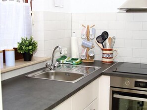 Fridge, oven, stovetop, dishwasher - Apartment 'Talblick' with Mountain View, Private Terrace and Wi-Fi (Medebach)