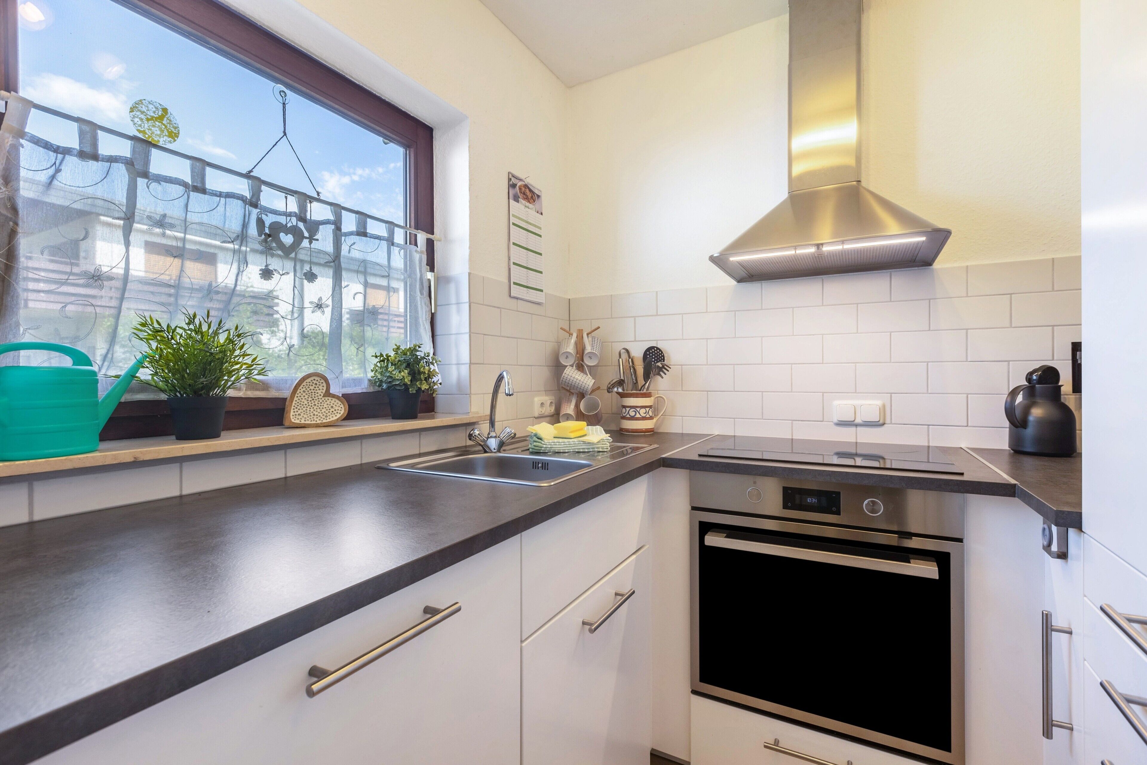 Een koelkast, een oven, een kookplaat, een vaatwasser