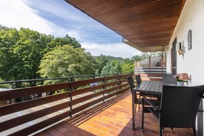 Outdoor dining - Apartment 'Talblick' with Mountain View, Private Terrace and Wi-Fi (Medebach)