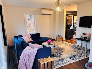 Una Smart TV, libros, un reproductor estéreo