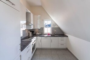 Private kitchen - Königshörn OG in a two-family house. Family-friendly area, dogs allowed. (Glowe)