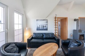 Living area - Königshörn OG in a two-family house. Family-friendly area, dogs allowed. (Glowe)