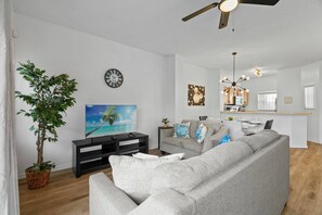 TV - Modern 3 Bedroom Villa (2513) (Kissimmee)