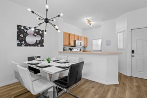 Dining - Modern 3 Bedroom Villa (2513) (Kissimmee)