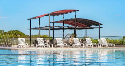 Triple Double Stay | Free Breakfast, Swim-Up Bar & 6 mi to Orchid Area