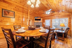Dining - *2BD w/ POOL Access Near TOWN! Theater + Hot Tub* (Pigeon Forge)