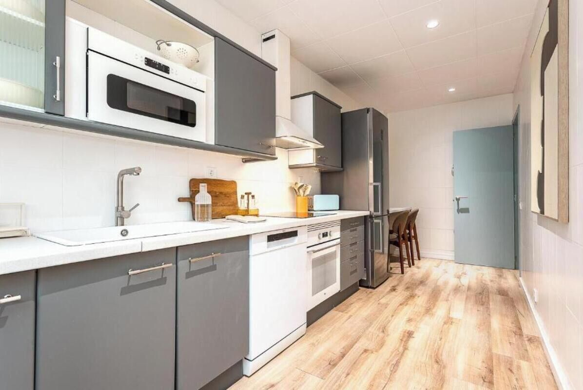 Fridge, microwave, oven, coffee/tea maker