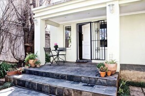 Exterior detail - Solar Power|150m to 4th Ave shops|Pool|Fireplace (Randburg)