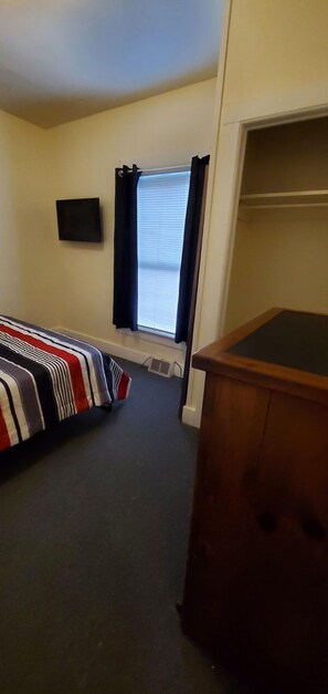 Tabla de planchar con plancha, wifi gratis y ropa de cama 