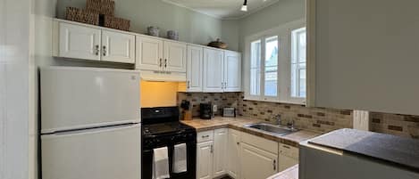 Kjøleskap, mikrobølgeovn, ovn og kokeplater