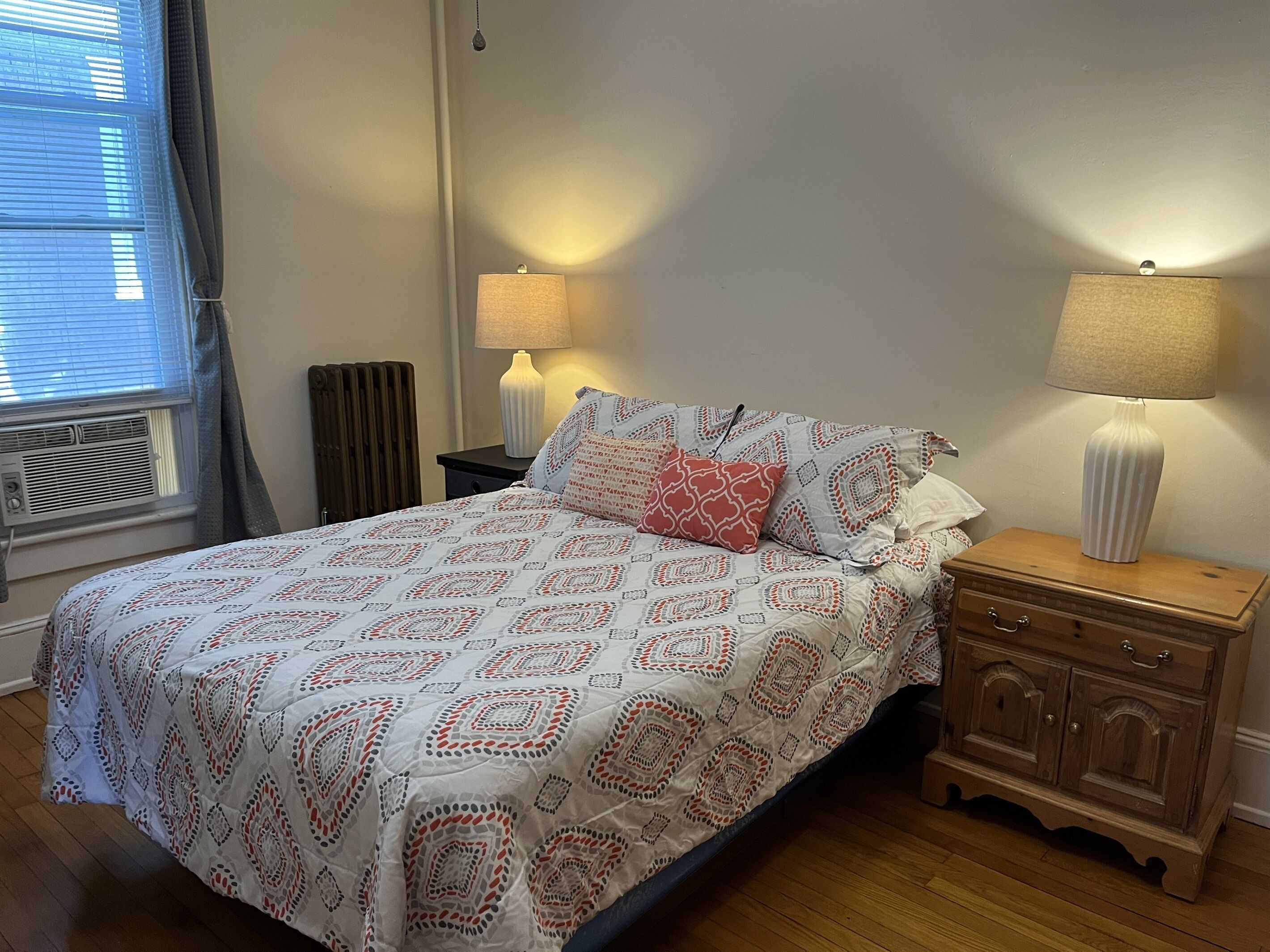 Desk, iron/ironing board, WiFi, bed sheets