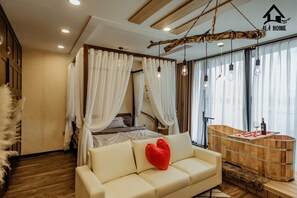 Estúdio luxo, vista para a cidade | Escrivaninha, espaço de trabalho para notebook, Wi-Fi de cortesia