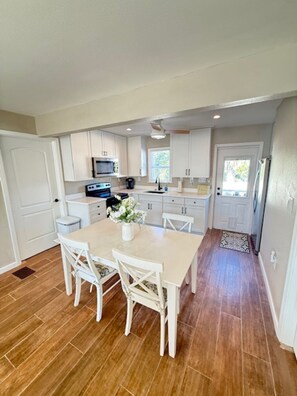 Dining - Little Pearl Beach House (Fort Myers Beach)