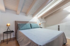 1 habitación y tabla de planchar con plancha 