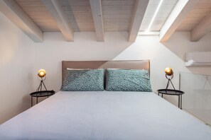 1 habitación y tabla de planchar con plancha 