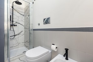 Shower, bidet, towels - GuestHost - Charming 50-sqm apartment, perfect for two people, located on the first floor of a historic building.The property is situated in a renowned area right in the historic city center, well connected to all main services.Nearby is Piazza Angelo Ma (Catania)
