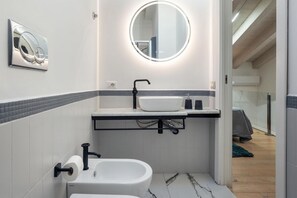 Shower, bidet, towels - GuestHost - Charming 50-sqm apartment, perfect for two people, located on the first floor of a historic building.The property is situated in a renowned area right in the historic city center, well connected to all main services.Nearby is Piazza Angelo Ma (Catania)