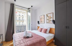 Desk, iron/ironing board, free WiFi, bed sheets - A PERFECT BLEND OF MODERN COMFORT & UNPARALLELED CENTRALITY – LE MARAIS (Paris)
