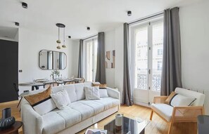 TV - A PERFECT BLEND OF MODERN COMFORT & UNPARALLELED CENTRALITY – LE MARAIS (Paris)