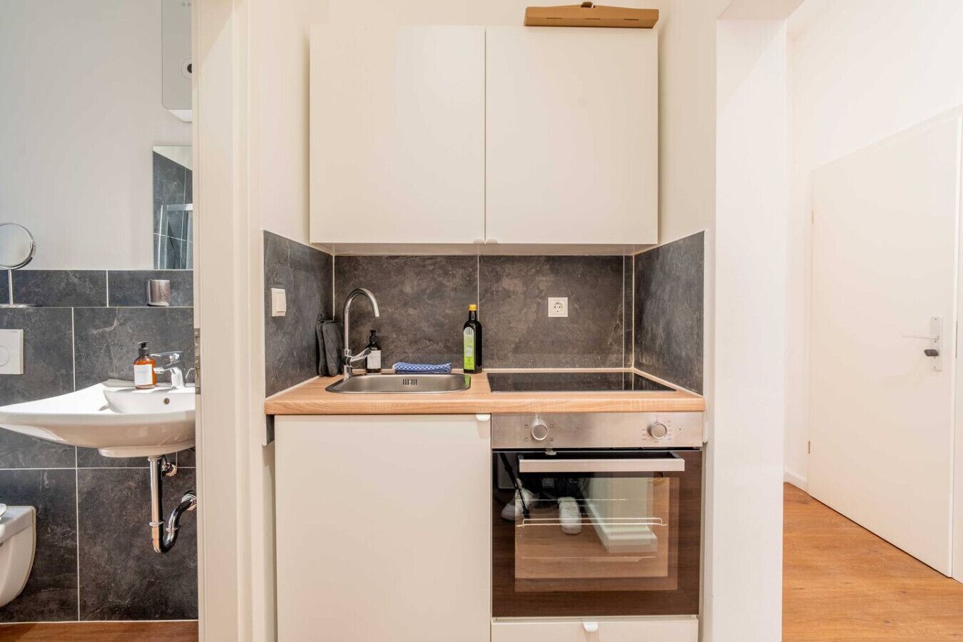 Fridge, oven, stovetop, coffee/tea maker