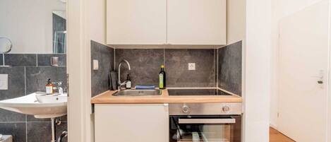 Kjøleskap, ovn, kokeplater og kaffetrakter/tekoker