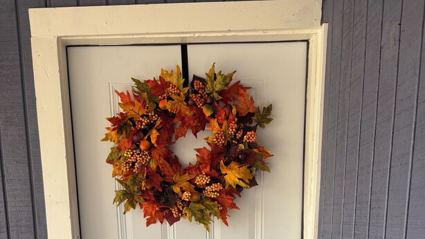 A white door with a wreath of autumn leaves and berries. - Delightful, easy living, 1-bedroom apartment with AC in San Antonio (San Antonio)