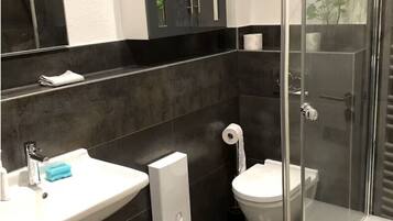 Chuveiro, secador de cabelo, toalhas de banho, sabonete