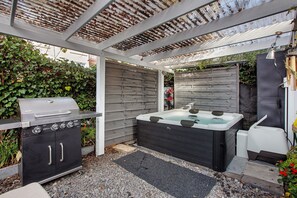 Outdoor spa tub - Holiday Home 'Luxus-Haushälfte in Lörrach' with Private Terrace, Private Garden and Wi-Fi (Lörrach)