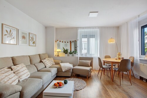 Luxus-Haushälfte in Lörrach mit privater Terrasse, Garten und WLAN