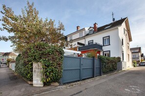 Exterior - Holiday Home 'Luxus-Haushälfte in Lörrach' with Private Terrace, Private Garden and Wi-Fi (Lörrach)