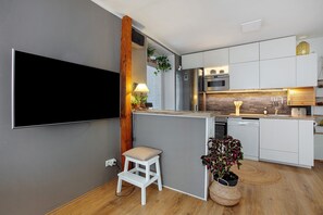 Fridge, microwave, oven, stovetop