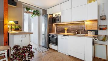 Réfrigérateur, micro-ondes, four, plaque de cuisson