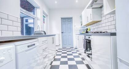 Modern 3-Bed Home Sleeps 6 with Parking & Fast WiFi Perfect for Contractors & Long Stays