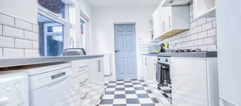 Modern 3-Bed Home Sleeps 6 with Parking & Fast WiFi Perfect for Contractors & Long Stays