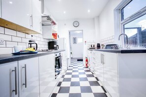 Refrigerador, microondas, horno y parrilla de estufa 