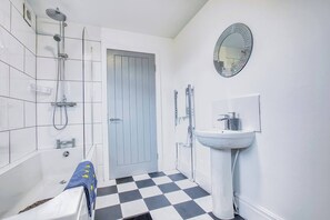 Hair dryer, towels - Modern 3-Bed Home Sleeps 6 with Parking & Fast WiFi Perfect for Contractors & Long Stays (St Helens)
