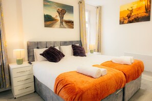 3 bedrooms, desk, iron/ironing board, travel cot - Stylish 3-Bed Flat Near Cardiff City Centre & Uni (Cardiff)