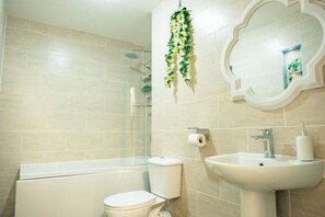 Hair dryer, towels - Stylish 3-Bed Flat Near Cardiff City Centre & Uni (Cardiff)