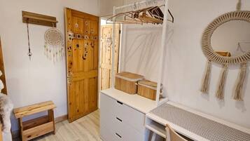 2 bedrooms, desk, iron/ironing board, WiFi