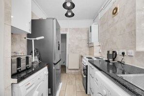 Kühlschrank, Mikrowelle, Ofen, Herdplatte